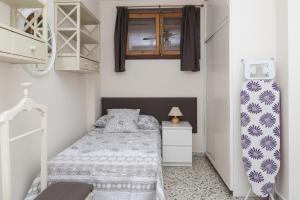 クリェラにあるApolo, 3º-16の小さなベッドルーム(ベッド1台、窓付)