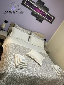 een slaapkamer met een bed met twee handdoeken erop bij Stella in Centro in Salerno