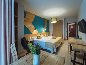 a hotel room with a bed and a table at Hotel San Miguel in Gijón