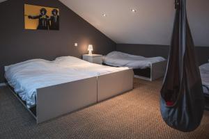 sypialnia z 2 łóżkami i hamakiem w obiekcie Gîte de L´ô d´Or w mieście Villers-devant-Orval