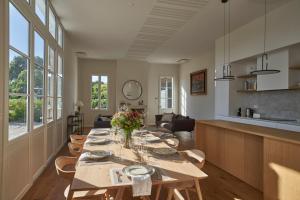 une salle à manger avec une grande table dans la cuisine dans l'établissement Château Bonalgue - Pomerol, à Libourne