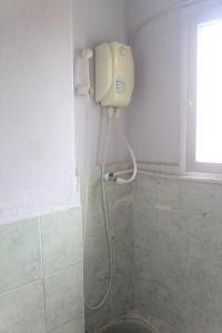 prysznic w narożniku łazienki w obiekcie Beyoglu apartment with great view w Stambule