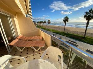 einen Balkon mit Tisch und Stühlen sowie Strand in der Unterkunft Valentina Platja in Sant Antoni de Calonge