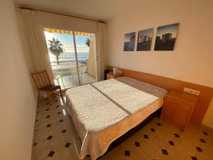 Schlafzimmer mit einem Bett und Meerblick in der Unterkunft Valentina Platja in Sant Antoni de Calonge