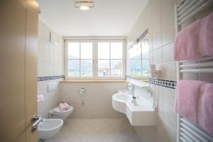 Koupelna v ubytování Aktiv & Genusshotel Lodenwirt