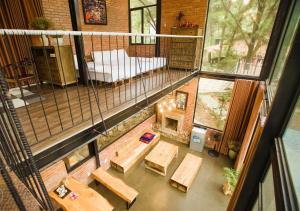 an overhead view of a room with tables and a couch at The Moonlight Villa in Sóc Sơn