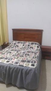 uma cama num quarto com uma colcha em Departamento entero con vista al río em Iquitos
