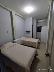 イキトスにあるDepartamento entero con vista al ríoのベッド2台と照明付きの病室です。