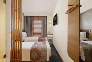 Holiday Inn Express Gurugram Sector 50 by IHG客房内的一张或多张床位