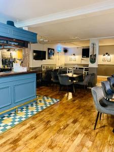 um bar com cadeiras e uma mesa num quarto em Newcastle Arms Hotel em Coldstream