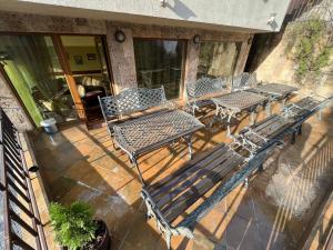 - un ensemble de chaises et de tables sur une terrasse dans l'établissement HOTEL BOLYARI, à Veliko Tarnovo