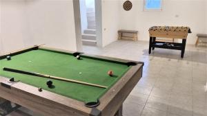 Billiards table sa Casa din Vie, piscină încălzită, întreaga locație la 15min de centrul orașului Oradea
