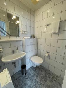 Koupelna v ubytování Gästehaus Schmidt + 31 fotografií