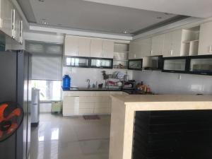 Una cocina con gabinetes blancos y encimera. en Nancy Strip Imperial Villa 4, en Vung Tau