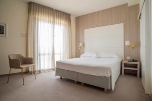 A bed or beds in a room at Hotel Atlantico Még 37 kép