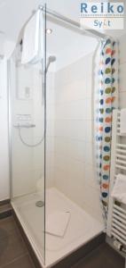 y baño con ducha y puerta de cristal. en 5-7, Möwe, en Westerland