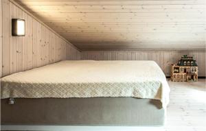 Postel nebo postele na pokoji v ubytování Beautiful Home In Steinsholt With Sauna
