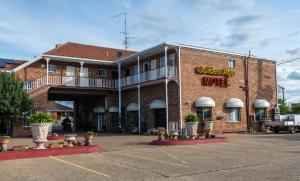 um edifício de tijolos com uma placa para um hotel em Golden Age Motor Inn em Queanbeyan