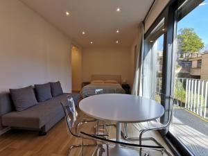 sala de estar con sofá y mesa en LOFT 18! Cozy loft downtown near the lake with FREE PARKING en Lugano