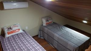 um quarto no sótão com uma cama e 2 sacos. em Monte Castelo - Flat 02A - Módulo 18 em Gravatá