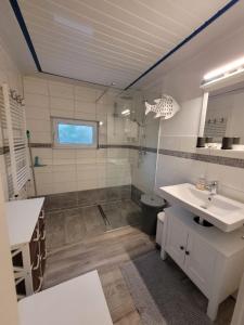 W łazience znajduje się umywalka i prysznic. w obiekcie Ferienbungalow FeWo Eutin Süsel Sierksdorf Strand Ostsee w mieście Süsel