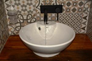 lavabo blanco con grifo en el baño en The Corner House Sa en Howick