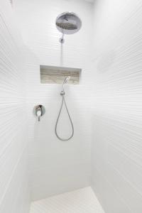 uma casa de banho com chuveiro e cabeça de chuveiro em Красива та затишна, дуже тепла квартира з підігрівом підлоги em Dnipro