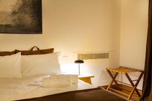 - une chambre avec un lit et une table avec une lampe dans l'établissement Palazzo Glori 6, à Crémone