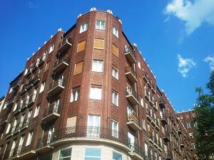 - un grand bâtiment en briques rouges avec un balcon dans l'établissement Paprika Apartment Studio, à Budapest