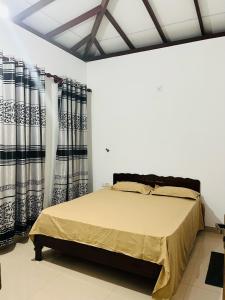 سرير أو أسرّة في غرفة في Tropical Vibes - Kathaluwa