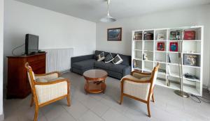 sala de estar con sofá, mesa y sillas en L'escapade - Maison familiale avec jardin Vannes, en Vannes