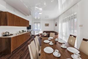 een keuken en eetkamer met een tafel en stoelen bij Apartamenty Eko in Szczawnica