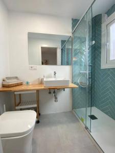 łazienka z toaletą, umywalką i prysznicem w obiekcie Stylish Seaside 3 Bed Apartment with Terrace + Sea View w mieście Benalmádena