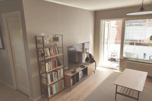 a living room with a book shelf filled with books at Koselig leilighet i gangavstand til Ullernåsen T-bane stasjon in Oslo