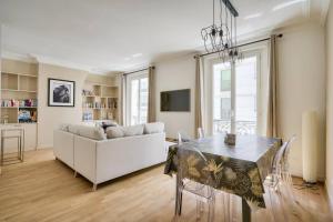 - un salon avec un canapé blanc et une table dans l'établissement Bel appartement avec lit double dans Paris 15ème, à Paris