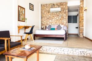 a living room with a bed and a table at Saravoan-Kep Hotel in Kep