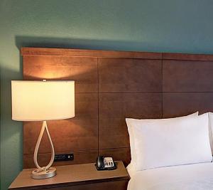 Postel nebo postele na pokoji v ubytování Staybridge Suites Toronto - Vaughan South by IHG