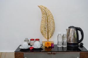 uma mesa com uma cafeteira e garrafas de água em Padma Ubud Retreat em Ubud