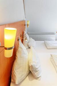 Postel nebo postele na pokoji v ubytování Bodensee-Hotel Kreuz