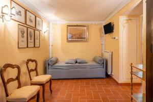 una camera con letto e sedie di Grillo Rosso Taverna a Molazzana