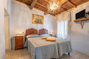 A bed or beds in a room at Grillo Rosso 5