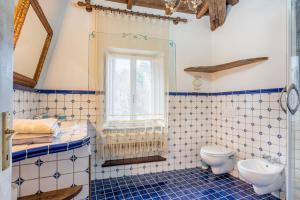 A bathroom at Grillo Rosso 5