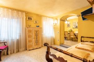 A bed or beds in a room at Grillo Rosso 5