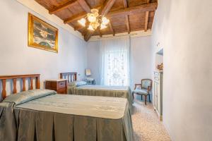A bed or beds in a room at Grillo Rosso 5