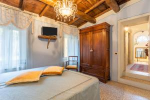 A bed or beds in a room at Grillo Rosso 5