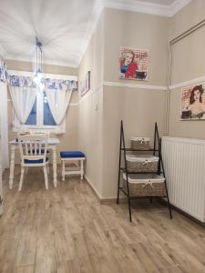 Zimmer mit einem Tisch, Stühlen und einem Fenster in der Unterkunft ALICE'S ARt HOUSE in Kavala