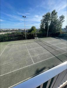 Instalaciones para jugar a tenis o squash en Studio Piscine et Tennis vue sur Lyon o alrededores