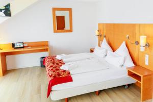 Postel nebo postele na pokoji v ubytování Bodensee-Hotel Kreuz