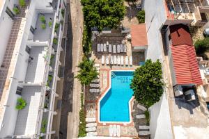 Bazén v ubytování Hotel Iro nebo v jeho okolí