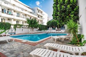 Bazén v ubytování Hotel Iro nebo v jeho okolí